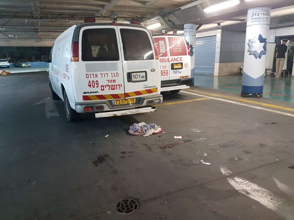 Ambulancia llega al centro médico Shaare Tzedek. (Foto: TPS)