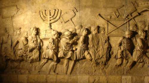 Detalle del relieve que muestra los despojos del asedio de Jerusalén por los romanos en el 70 de la era común.