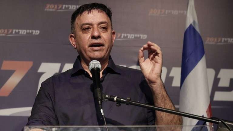 El recién elegido líder laborista Avi Gabbay se dirige a sus partidarios en Tel Aviv después de ganar las primarias de liderazgo del partido el 10 de julio de 2017. (AFP Photo / Jack Guez)