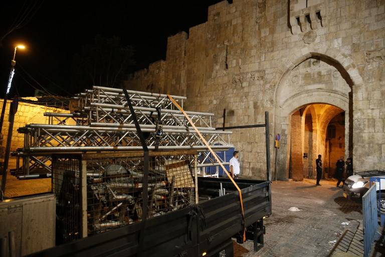 Un camión elimina las barreras restantes de fuera del Monte del Templo en Jerusalén el 27 de julio de 2017 (AFP PHOTO / AHMAD GHARABLI)