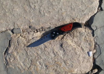 Un cuchillo que llevaba uno de los terroristas que llevó a cabo un tiroteo que dejó a dos israelíes gravemente heridos cerca del Monte del Templo en la Ciudad Vieja de Jerusalém el 14 de julio de 2017. (Policía de Israel)