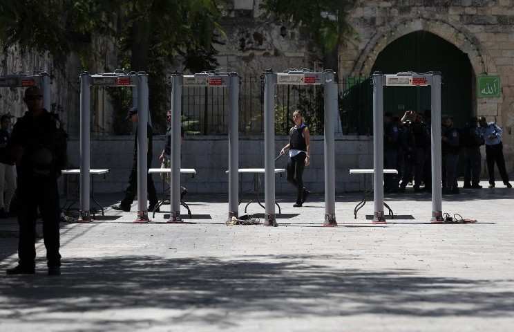 Policías fronterizos israelíes instalan detectores de metales fuera de la Puerta de los Leones, una entrada principal al Monte del Templo, en la Ciudad Vieja de Jerusalén, el 16 de julio de 2017, después de que las fuerzas de seguridad reabrieron el sitio ultra-sensible, cuyo cierre tras un ataque mortal a principios de semana Provocó ira entre los musulmanesm quienes se mostraron complacidos por el ataque. (AFP / AHMAD GHARABLI)