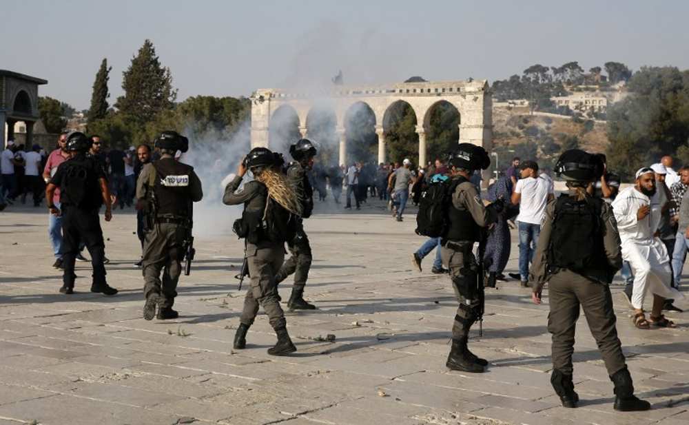 Los humos de gases lacrimógenos se ven en el complejo del Monte del Templo, mientras las fuerzas de seguridad israelíes dispersan a los violentos manifestantes islámicos el 27 de julio de 2017. (AFP Photo / Ahmad Gharabli)