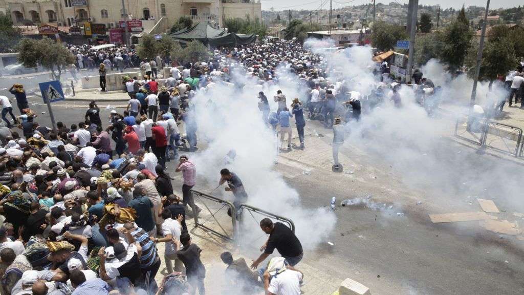 Policía israelí contiene a árabes que protagonizaron disturbios fuera de la Ciudad Vieja de Jerusalén, el viernes, 21 de julio de 2017. (AP Photo / Mahmoud Illean)