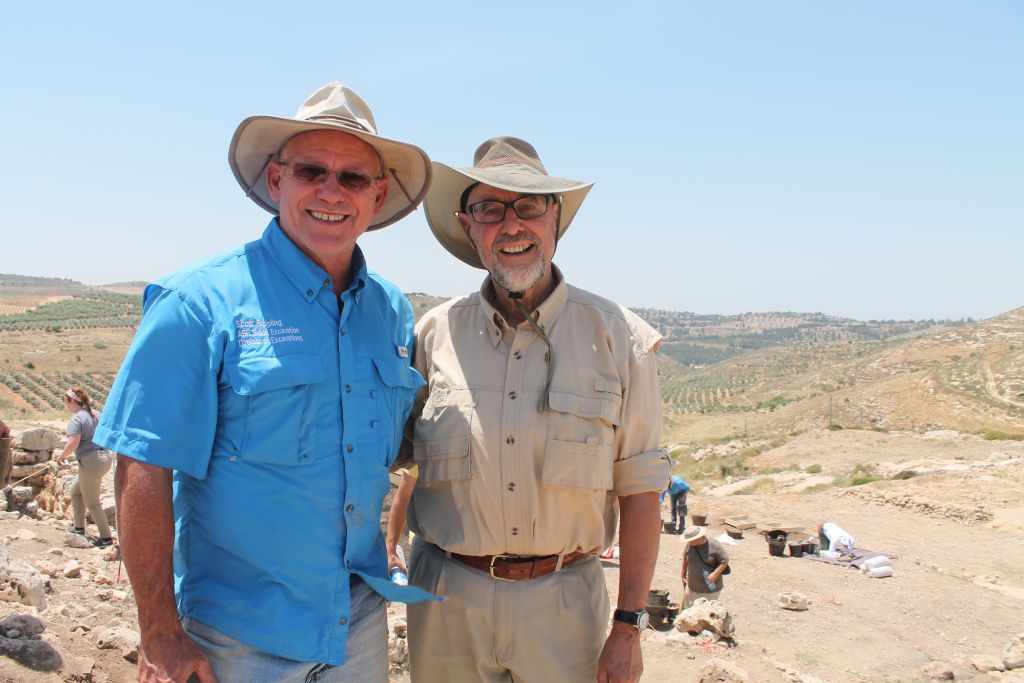 Jefe de la excavación de Shiloh Dr. Scott Stripling (derecha), se encuentra con Walt Pasedag, un voluntario con ABR durante los últimos 30 años. (Amanda Borschel-Dan / Times of Israel)