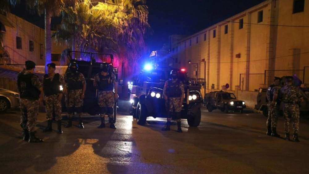 Las fuerzas de seguridad jordanas de guardia frente a la embajada de Israel en Ammán después de un ataque islamita el 23 de julio de 2017. (AFP Photo / Khalil Mazraawi)