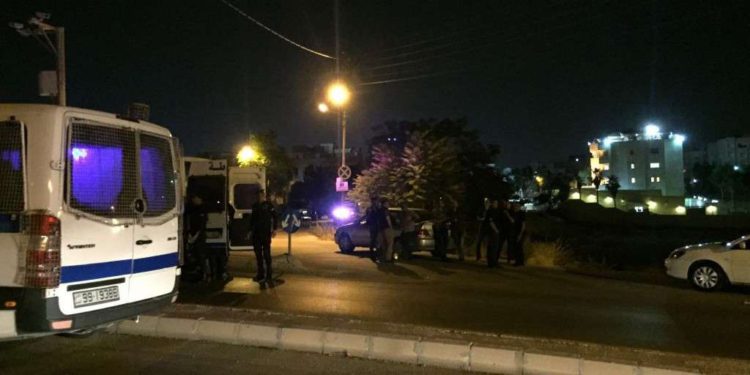 Las fuerzas de seguridad de Jordania cerca de la embajada israelí en Amman, Jordania, el domingo, 23 de junio de 2017. (AP Photo / Omar Akour)