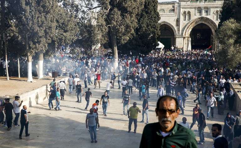 Las fuerzas de seguridad israelíes lanzan gas lacrimógeno para dispersar a las violentas turbas islámicas del Monte del Templo en la Ciudad Vieja de Jerusalén el 27 de julio de 2017. (AFP PHOTO / AHMAD GHARABLI)