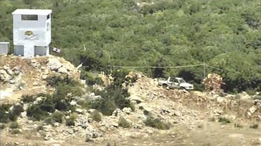 Un camión que condujo desde una base terrorista de Hezbolá a una torre de vigilancia propiedad del grupo ambiental "Green Without Borders" en el sur del Líbano, a partir de un vídeo publicado por la FDI el 18 de julio de 2017. (Captura de pantalla)