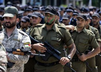 Miembros de las fuerzas árabes leales a Hamas participan en un desfile en la ciudad de Gaza el 26 de julio de 2017 (AFP PHOTO / MAHMUD HAMS)