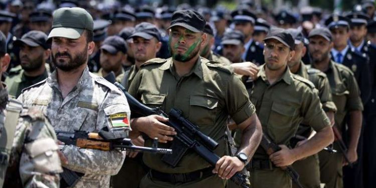 Miembros de las fuerzas árabes leales a Hamas participan en un desfile en la ciudad de Gaza el 26 de julio de 2017 (AFP PHOTO / MAHMUD HAMS)