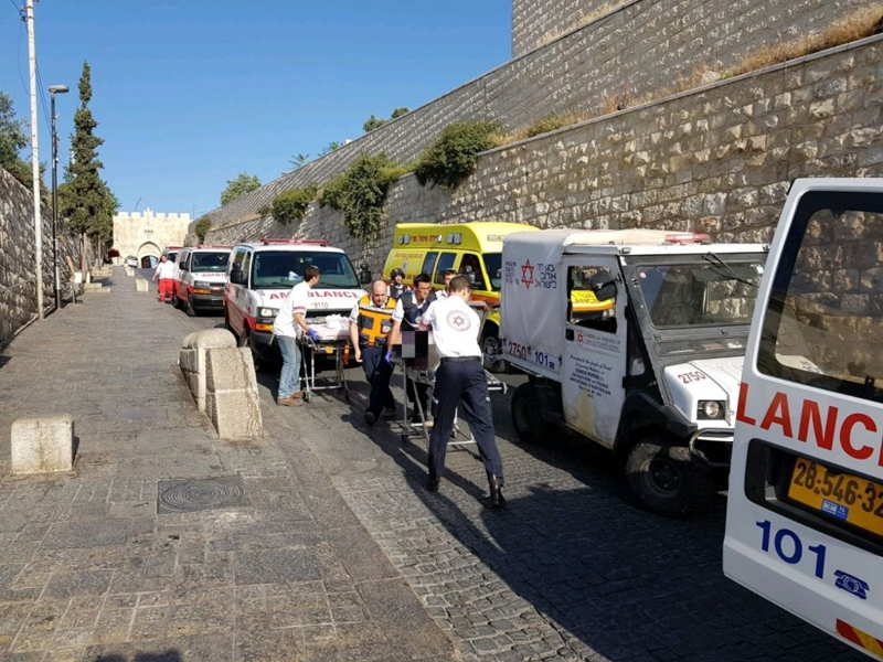 Los médicos tratan a las víctimas de un ataque terrorista en el Monte del Templo en la Ciudad Vieja de Jerusalén el 14 de julio de 2017. (Magen David Adom)