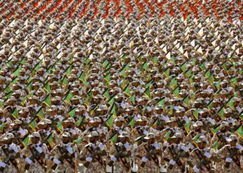 Miembros de la Guardia Revolucionaria de Irán en un desfile militar anual frente al mausoleo del fallecido ayatolá Jomeini, a las afueras de Teherán, Irán, el 22 de septiembre de 2014 (AP / Ebrahim Noroozi)