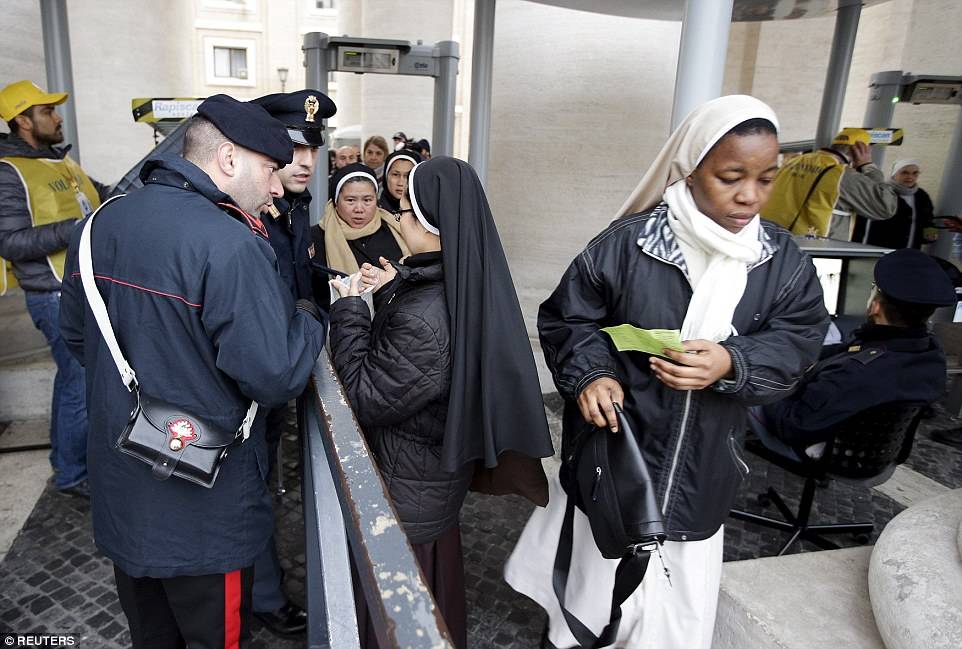 Monjas pasan a través de un detector de metales antes de su ingreso a la “Plaza de San Pedro”. (Foto: www.dailymail.co.uk)