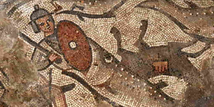 Un pez se traga a un soldado egipcio en una escena de mosaico que representa la división del Mar Rojo de la historia del Éxodo, de la sinagoga del siglo V en Huqoq, en el norte de Israel. (Jim Haberman / Universidad de Carolina del Norte Chapel Hill)