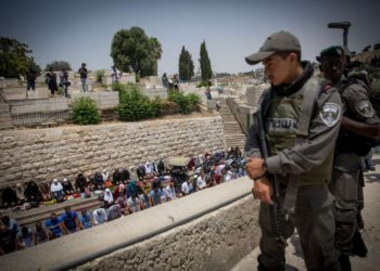 Musulmanes realizan oraciones del mediodía por la Puerta de los Leones, fuera del Monte del Templo, en la Ciudad Vieja de Jerusalém, el 20 de julio de 2017. (Miriam Alster / Flash90)