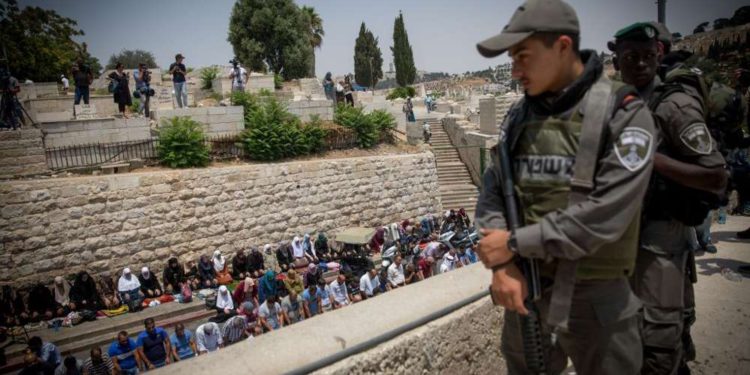 Musulmanes realizan oraciones del mediodía por la Puerta de los Leones, fuera del Monte del Templo, en la Ciudad Vieja de Jerusalém, el 20 de julio de 2017. (Miriam Alster / Flash90)