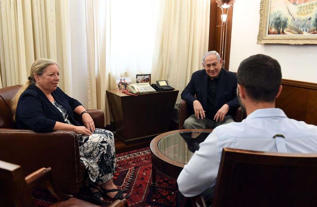 El primer ministro Benjamin Netanyahu se reúne con el embajador de Israel en Jordania Einat Shlain y el guardia de seguridad 'Ziv', que disparó a dos jordanos mientras estaba siendo apuñalado por uno de ellos. (Haim Zach / GPO)