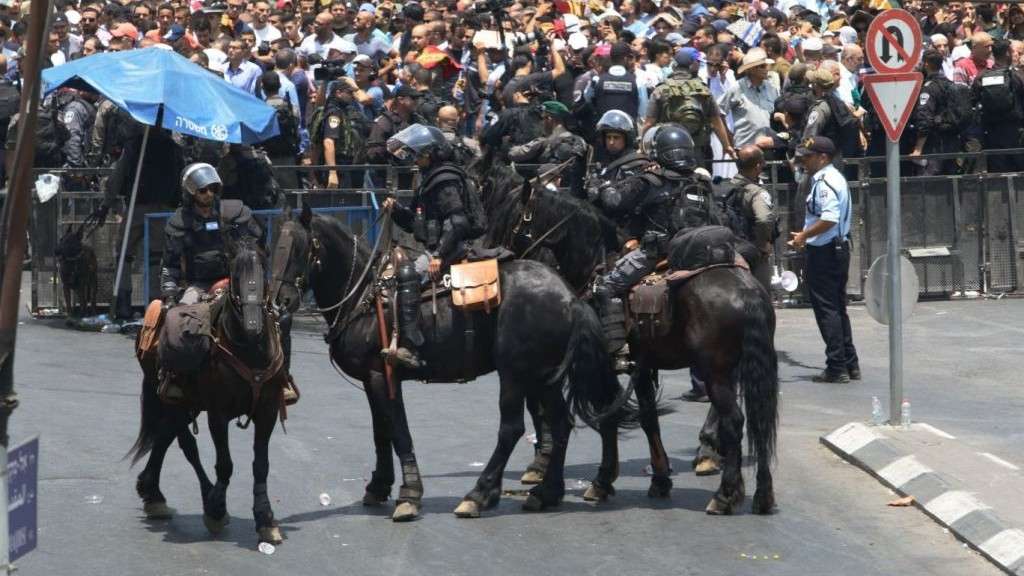 Las fuerzas de seguridad israelíes están de guardia frente a los musulmanes fuera de la Puerta de los Leones, 21 de julio de 2017. (Micah Danney / Times of Israel)