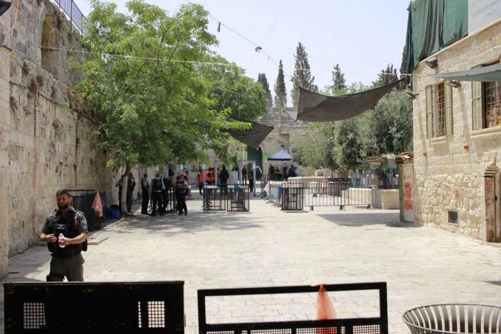 Los puestos de control establecidos por la policía en la Ciudad Vieja para revisara los fieles en su camino hacia el Monte del Templo, 21 de julio de 2017. (Judá Ari Gross / Times of Israel)