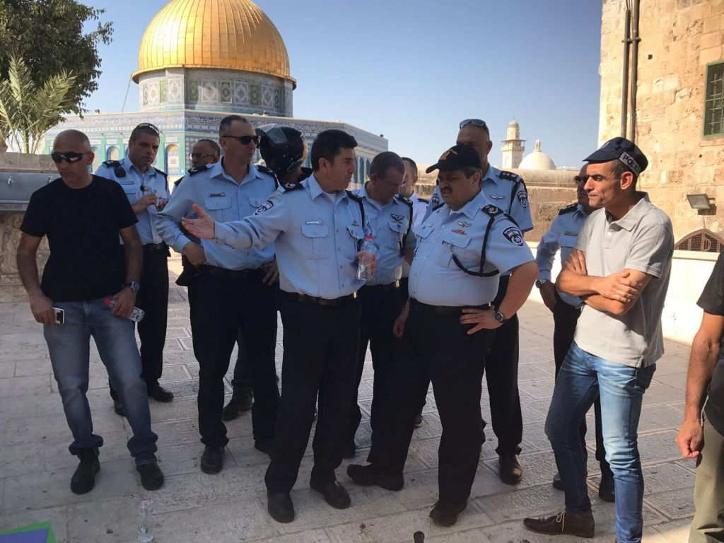 El jefe de policía Roni Alsheich (2r) visita el Monte del Templo después de un ataque terrorista el 14 de julio de 2017. (Portavoz de la policía)