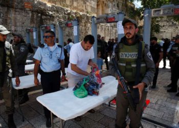 Musulmanes protestan contra medidas de seguridad en el Monte del Templo