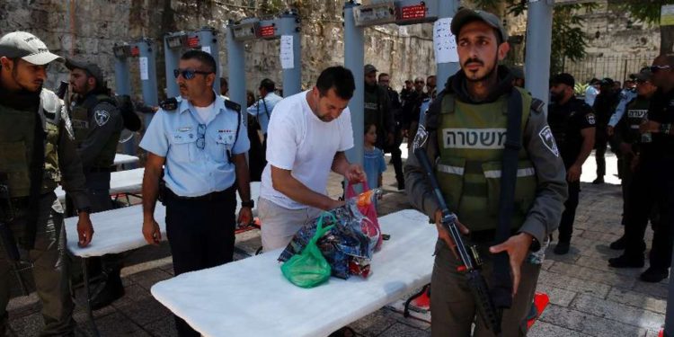 Musulmanes protestan contra medidas de seguridad en el Monte del Templo