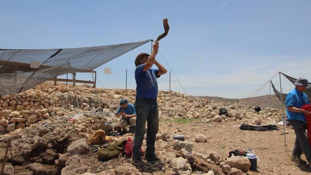 La explosión de shofar señala el final de la jornada de trabajo en la excavación arqueológica de Shiloh, julio de 2017. (cortesía)