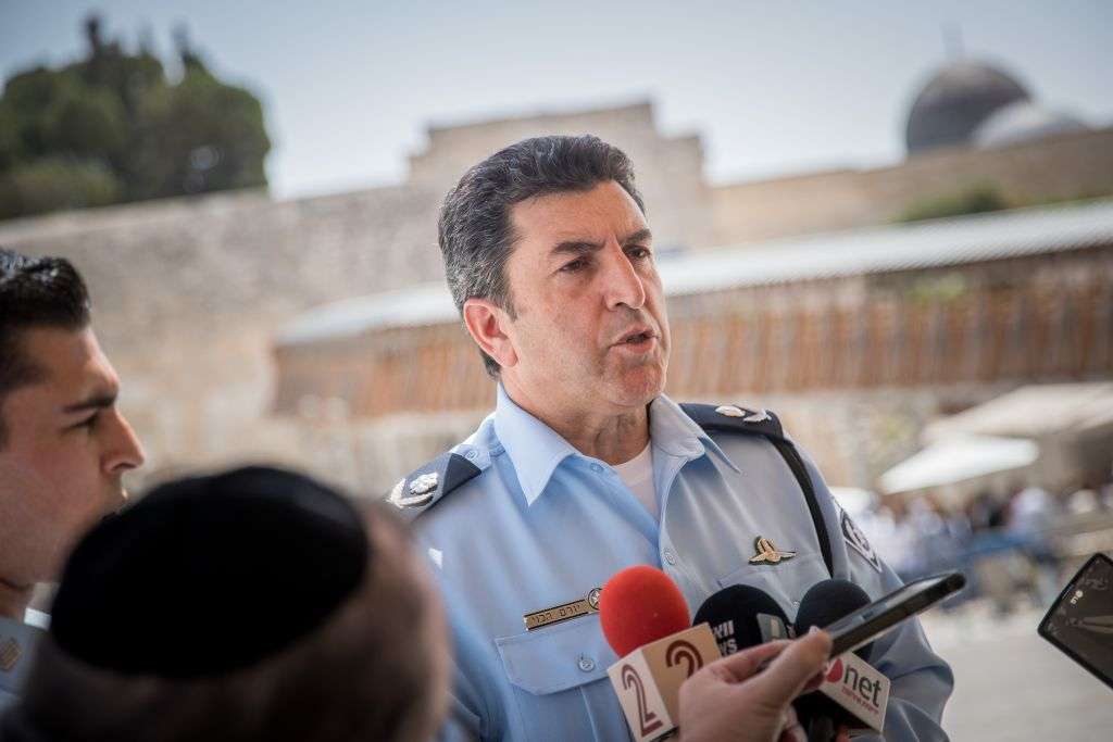 El Comandante de Policía del Distrito de Jerusalén, Yoram Halevi, hace una declaración a los medios de comunicación sobre los recientes acontecimientos ocurridos en el Muro Occidental, en la Ciudad Vieja de Jerusalén, el 27 de julio de 2017. (Yonatan Sindel / Flash90)