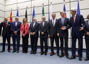 Los participantes en las conversaciones sobre el acuerdo nuclear de Irán posan para una fotogrupal en el edificio de la ONU en Viena, Austria, el 14 de julio de 2015. (Carlos Barria, Pool Photo via AP)