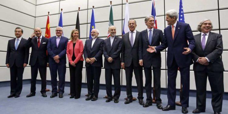 Los participantes en las conversaciones sobre el acuerdo nuclear de Irán posan para una fotogrupal en el edificio de la ONU en Viena, Austria, el 14 de julio de 2015. (Carlos Barria, Pool Photo via AP)