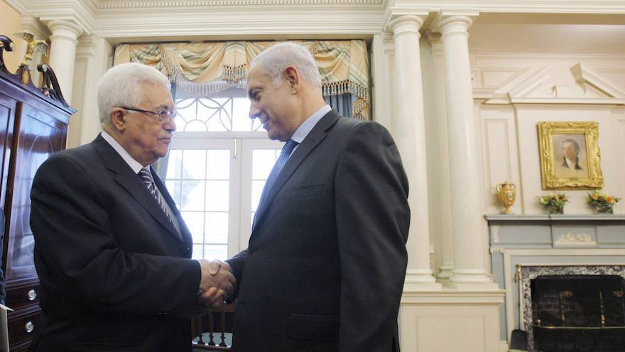 El presidente de la Autoridad Palestina, Mahmoud Abbas, se estrecha la mano con el primer ministro Benjamin Netanyahu antes de mantener conversaciones directas de paz en el Departamento de Estado en Washington, DC, el 2 de septiembre de 2010. (Jason Reed-Pool / Getty Images via JTA)