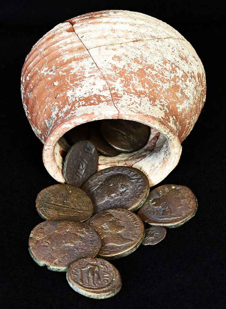 La olla con monedas de Shikhin después de la limpieza y restauración. (Foto: Steven Meigs)