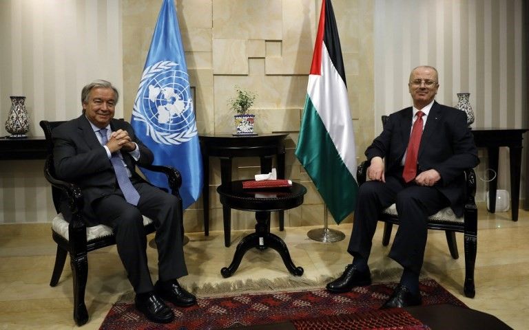 El Secretario General de las Naciones Unidas, Antonio Guterres (L), se reúne con el funcionario de la Autoridad Palestina, Rami Hamdallah, en la ciudad de Ramallah el 29 de agosto de 2017. (AFP Photo / Pool / Mohamad Torokman)