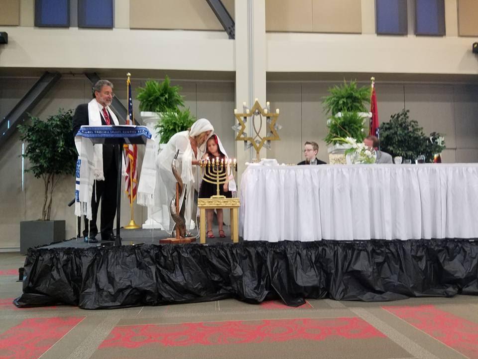 Encendido de velas en Cross Life Church en Alvarado, Arkansas. (Cortesía)