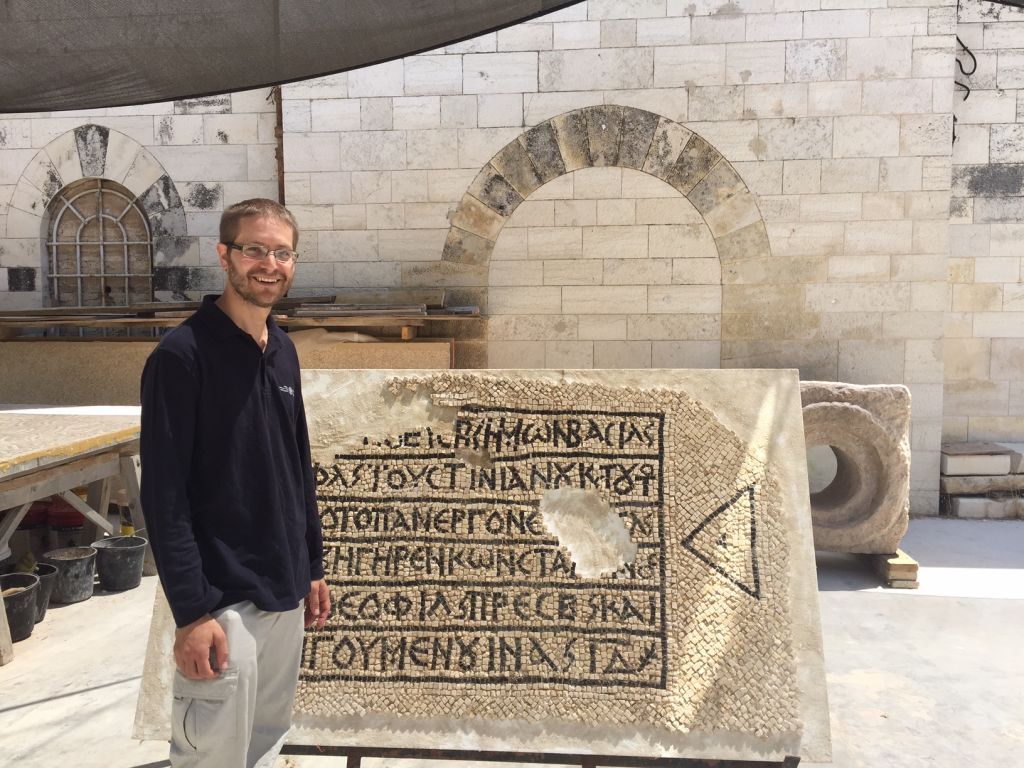 El director de la excavación David Gellman de la Autoridad de Antigüedades de Israel en la sede del Museo Rockefeller de la IAA en Jerusalén, el 23 de agosto de 2017. (Amanda Borschel-Dan / Times of Israel)