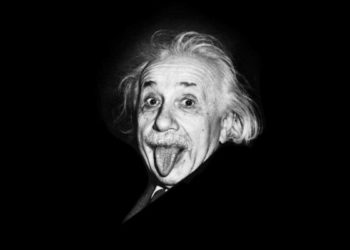 Subastada la famosa foto del genio judío Albert Einstein sacando su lengua