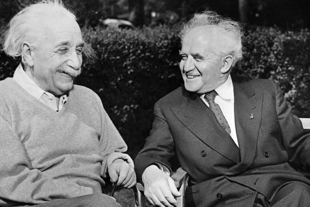 El primer ministro israelí David Ben Gurion visita a Albert Einstein en la Universidad de Princeton en 1951. (AFP / Getty Images)