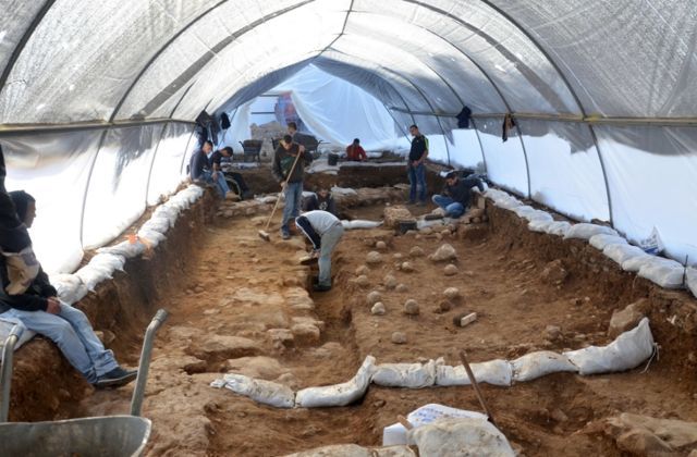 El sitio de excavación en el complejo ruso. Uno puede ver las piedras de honda en el suelo, que son una evidencia tangible de la batalla. (Yoli shwartz / Autoridad de Antigüedades de Israel)