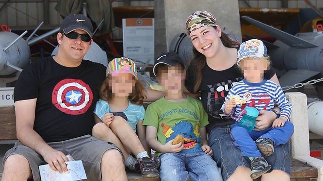 Elad Salomon, a la izquierda, con su esposa Michal y tres de sus hijos. Elad fue apuñalado a muerte el 21 de julio de 2017 en un ataque terrorista islámico en Halamish. (Cortesía)