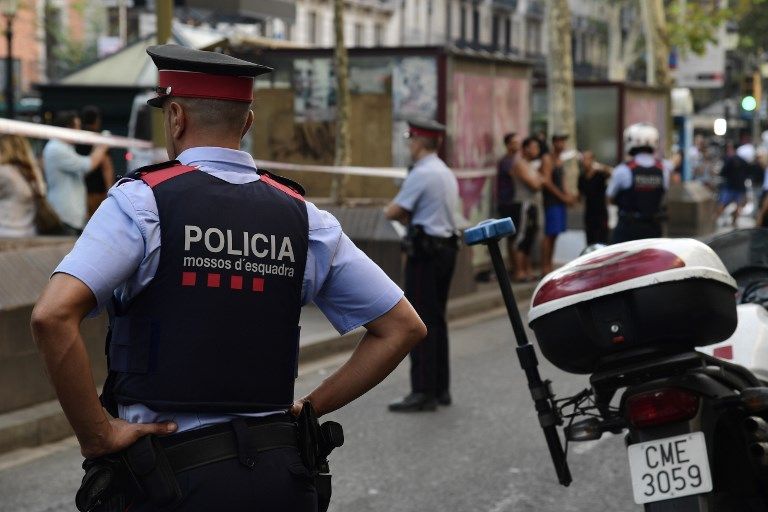 Policías españoles hacen guardia en el bulevar Rambla de Barcelona el 18 de agosto de 2017. (AFP PHOTO / JAVIER SORIANO)