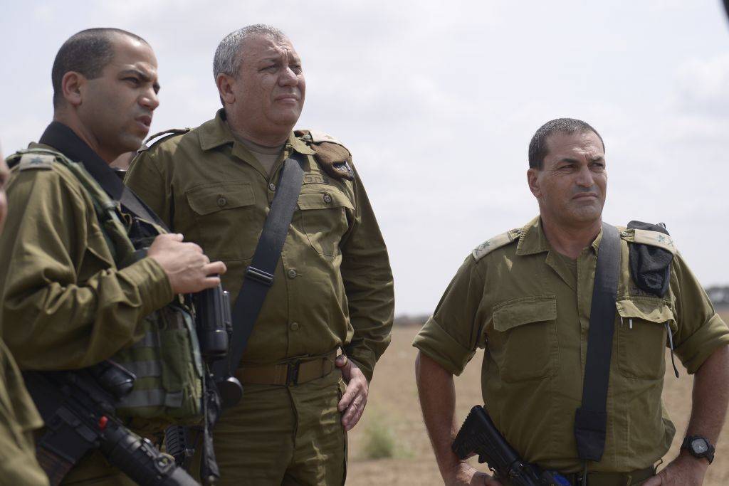 El Jefe del Estado Mayor de las Fuerzas de Defensa de Israel, Gadi Eisenkot, visita la División de Gaza con el coronel Yaakov "Yaki" Dolef y el jefe del Comandante del Sur, general Eyal Zamir, en el sur de Israel el 30 de agosto de 2016.