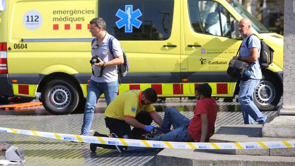 Un miembro de la unidad sanitaria atienda a un herido en Barcelona (AP)