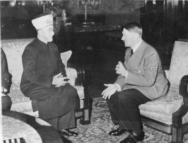 En la imagen se observa a Hitler con Haj Amin al-Husseini, el Gran Mufti de Jerusalén y un estrecho aliado de al-Banna, en Berlín, donde vivió como huésped VIP de Hitler a partir de 1941 hasta 1945, antes de unirse a al-Banna en Egipto en 1946 .