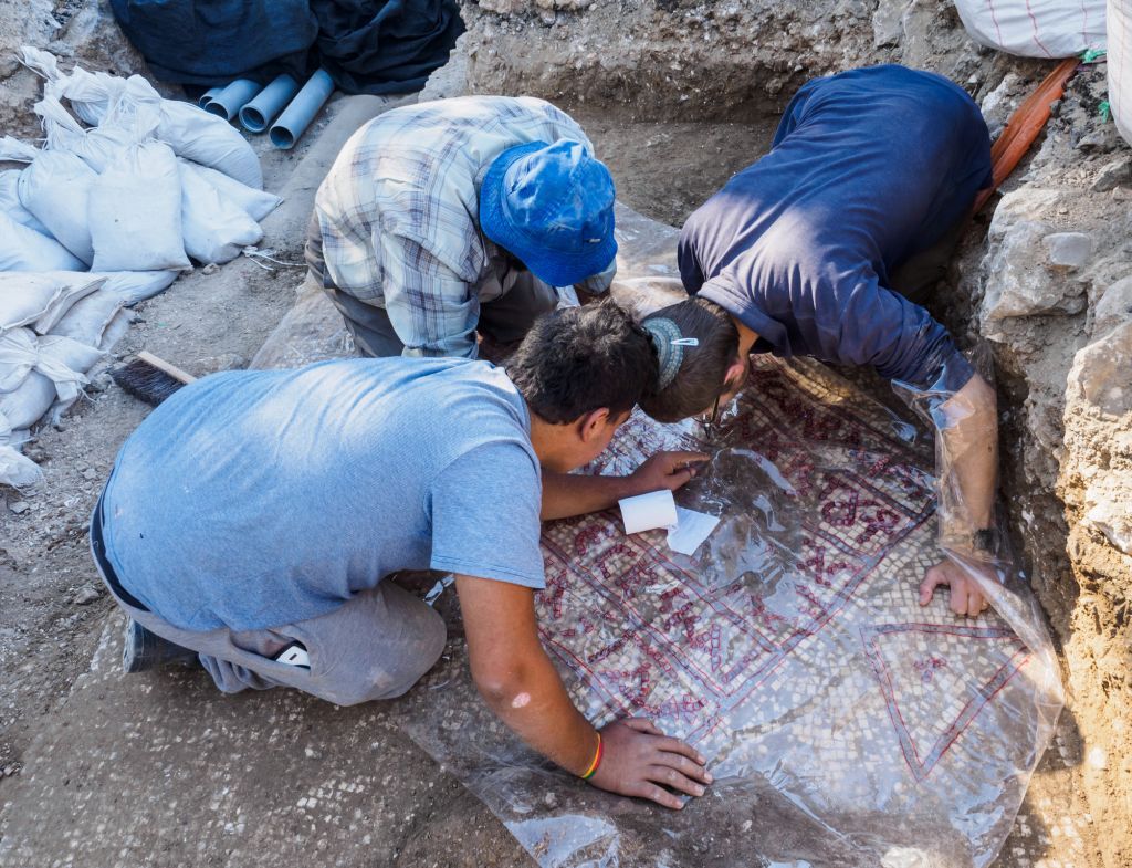 Una inscripción griega antigua que menciona al emperador bizantino Justiniano fue encontrada en la Puerta de Damasco de la Ciudad Vieja de Jerusalén en agosto de 2017 (Assaf Peretz, Autoridad de Antigüedades de Israel)