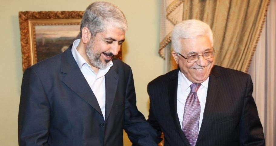 Khaled Mashaal, ex líder político de Hamás (izquierda), se reúne con el presidente de la Autoridad Palestina, Mahmud Abbas, en El Cairo, Egipto, el 21 de diciembre de 2011. (foto: AP)