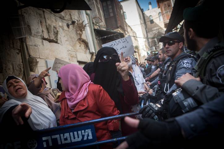 Mujeres islámicas del grupo Murabitun gritan consignas y levantan el Corán durante una manifestación de agresiones contra los policías de Israel que les impide entrar en el complejo del Monte del Templo en la Ciudad Vieja de Jerusalén el 17 de septiembre de 2015. (Miriam Alster / Flash90)