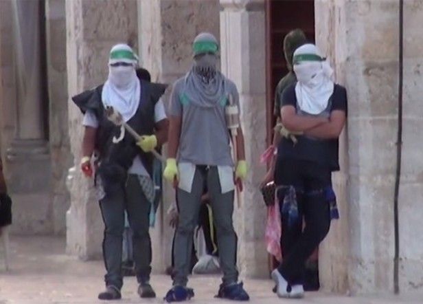 Musulmanes en el Monte del Templo con pirotecnia introducida en su mezquita supuéstamente sagrada para ellos. La pirotecnia utilizan para dispararla contra los judíos que visitan el Monte del Templo.