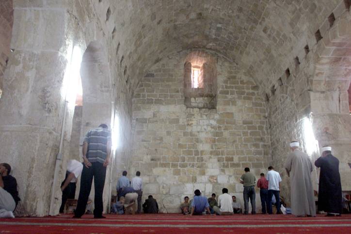 Los musulmanes rezan en Urvot Shlomo (Establos del Rey Salomón) en el Monte del Templo. 04 de octubre de 2002. (Flash 90)