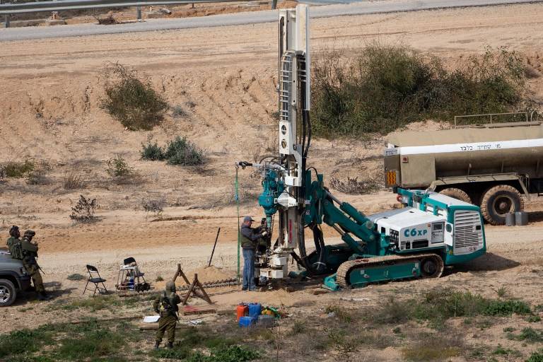 Esta foto de archivo del 10 de febrero de 2016 muestra soldados de las FDI vigilando mientras una máquina perfora pozos en el lado israelí de la frontera con la Franja de Gaza mientras buscan túneles usados ​​por terroristas musulmanes planeando atacar a Israel. (AFP / Menahem Kahana)